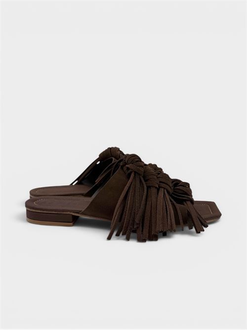 Ciabatta flat in suede testa di moro con nappine decorative IL LACCIO | Q15CAMOSCIOTESTA DI MORO